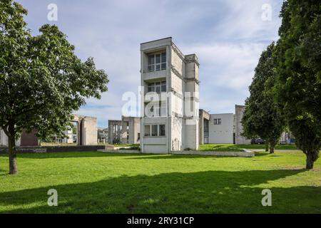 Duisburg, Ruhrgebiet, Nordrhein-Westfalen, Deutschland - Altstadtpark am Innenhafen Duisburg, hier bauliche Überreste eines Treppenhauses genannt Ludwigsturm im Garten der Erinnerung. Der Garten der Erinnerung ist ein 1999 nach Plänen von Dani Karavan angelegter Stadtpark im Innenhafen Duisburg. Er ist das bis dahin umfangreichste Projekt des Land-Art-Künstlers in Deutschland. Duisburg Nordrhein-Westfalen Deutschland *** Duisburg, région de la Ruhr, Rhénanie du Nord-Westphalie, Allemagne Parc de la vieille ville au port intérieur Duisburg, ici les restes structurels d'un escalier appelé Ludwigsturm dans le jardin de REM Banque D'Images