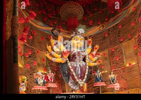 Howrah, Bengale occidental, Inde- 3 octobre 2022 : l'idole de Durga magnifiquement décorée est adorée à l'intérieur du puja pandal. Le plus grand festival de l'hindouisme. Banque D'Images