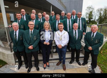 La première ministre élue, Michelle O'Neill (au centre à gauche), et le maire de Belfast, Cllr Ryan Murphy (au centre à droite) avec des membres de la Roddy McCorley Society lors du lancement officiel du Roddy McCorley Republican Heritage Centre à Belfast. Date de la photo : jeudi 28 septembre 2023. Banque D'Images