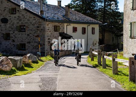 Tour à vélo en Suisse Vallée de Poschiavo Banque D'Images