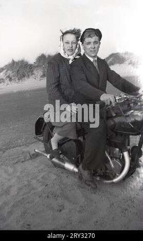 Années 1960, historique, un jeune couple assis sur une moto britannique Sunbeam dans les jours précédant le crash casques, Oldham, Angleterre Royaume-Uni. Les casques de protection ou de sécurité pour ceux qui conduisent une moto n'ont été introduits que dans la décennie suivante, en 1973. Banque D'Images