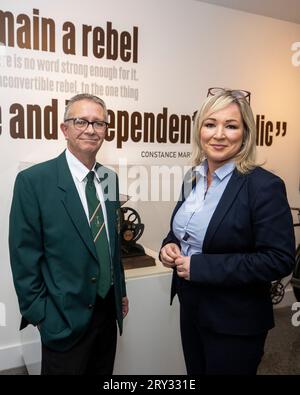 La première ministre élue, Michelle O'Neill, en compagnie du directeur du Roddy McCorley Republican Heritage Centre, David McGivern, lors du lancement officiel du Roddy McCorley Republican Heritage Centre à Belfast. Date de la photo : jeudi 28 septembre 2023. Banque D'Images