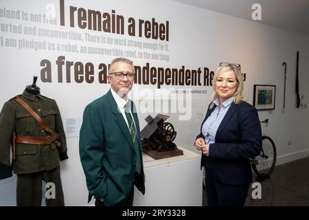 La première ministre élue, Michelle O'Neill, en compagnie du directeur du Roddy McCorley Republican Heritage Centre, David McGivern, lors du lancement officiel du Roddy McCorley Republican Heritage Centre à Belfast. Date de la photo : jeudi 28 septembre 2023. Banque D'Images