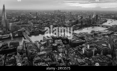 Vue panoramique en noir et blanc de Londres depuis le bâtiment Horizon 22 sur Bishopsgate à Londres. Banque D'Images