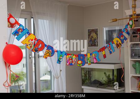 Vue intérieure de la chambre décorée avec des lettres colorées de joyeux anniversaire. Suède. Banque D'Images