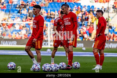 Cardiff, pays de Galles - 11 juin 2022 : pays de Galles Gareth Bale et Harry Wilson avant la rencontre de l'UEFA Nations League entre le pays de Galles et la Belgique à Cardiff Banque D'Images