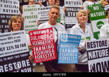 Londres, Royaume-Uni. 28 septembre 2023. Le naturaliste et présentateur de télévision Chris Packham se joint à des scientifiques en dehors du DEFRA. Des manifestants et des membres de plus de 40 ONG de nature et d'environnement se sont rassemblés devant le ministère de l'Environnement, de l'alimentation et des Affaires rurales pour appeler le gouvernement à restaurer la nature, à la suite d'un rapport accablant sur l'état de la nature au Royaume-Uni. Crédit : Vuk Valcic/Alamy Live News Banque D'Images