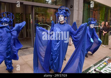 Londres, Royaume-Uni. 28 septembre 2023. Les activistes de la rébellion des océans jouent. Des manifestants et des membres de plus de 40 ONG de nature et d'environnement se sont rassemblés devant le ministère de l'Environnement, de l'alimentation et des Affaires rurales (DEFRA) pour appeler le gouvernement à restaurer la nature, à la suite d'un rapport accablant sur l'état de la nature au Royaume-Uni. Crédit : Vuk Valcic/Alamy Live News Banque D'Images