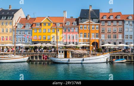 Copenhague, Danemark - 8 juillet 2023 : maisons colorées le long du canal à Nyhavn, Copenhague. Banque D'Images