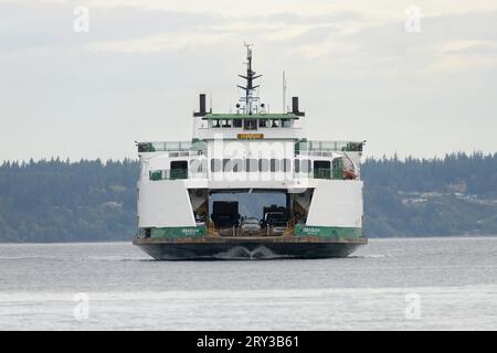 Mukilteo, WA, États-Unis - 26 septembre 2023 ; Washington State Ferry MV Issaquah avec la tête en approche et le pont de voiture ouvert Banque D'Images