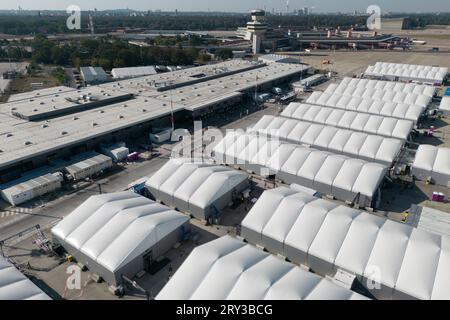 Berlin, Allemagne. 28 septembre 2023. Des halles légères servent de logement d'urgence pour les réfugiés à l'ancien aéroport de Tegel. Crédit : Sebastian Gollnow/dpa/Alamy Live News Banque D'Images