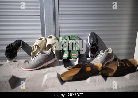 Berlin, Allemagne. 28 septembre 2023. Chaussures debout au soleil dans l'abri d'urgence pour réfugiés de l'ancien aéroport de Tegel. Crédit : Sebastian Gollnow/dpa/Alamy Live News Banque D'Images