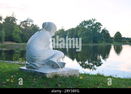 Sculpture féminine dans le Royaume de jardin Woerlitz, vue sur l'étang et la belle nature, Allemagne Banque D'Images