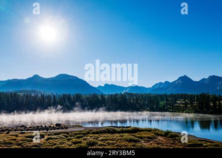 Lumière du lever du soleil et brume matinale ; Molas Lake Park & Campground ; Silverton ; Colorado ; États-Unis Banque D'Images
