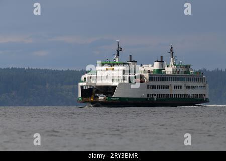 Mukilteo, WA, États-Unis - 26 septembre 2023 ; Washington State car ferry MV Issaquah naviguant dans un soleil éclatant sur une journée orageuse Banque D'Images