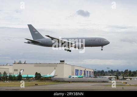 Everett, WA, États-Unis - 26 septembre 2023 ; US Air Force KC-46a Pegasus ravitailleur atterrissant à l'usine de fabrication Boeing Banque D'Images