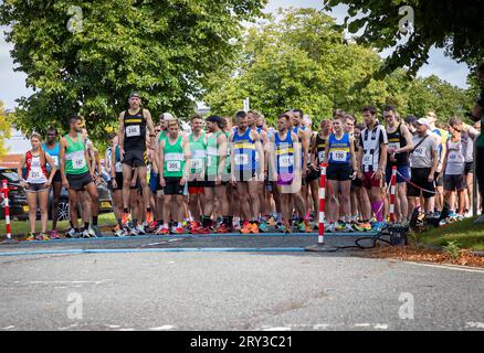 Spectrum Striders Running Club a célébré son 40e anniversaire avec la Birchwood 10k Race 2023. Ils s'efforcent d'être la race la plus verte du Nord Banque D'Images