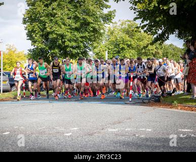 Spectrum Striders Running Club a célébré son 40e anniversaire avec la Birchwood 10k Race 2023. Ils s'efforcent d'être la course la plus verte du North0 Banque D'Images