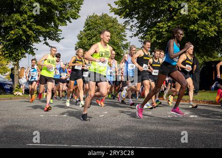 Spectrum Striders Running Club a célébré son 40e anniversaire avec la Birchwood 10k Race 2023. Ils s'efforcent d'être la race la plus verte du Nord Banque D'Images