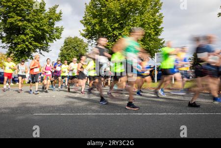 Spectrum Striders Running Club a célébré son 40e anniversaire avec la Birchwood 10k Race 2023. Ils s'efforcent d'être la race la plus verte du Nord Banque D'Images