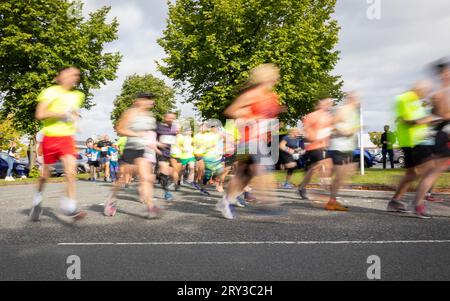 Spectrum Striders Running Club a célébré son 40e anniversaire avec la Birchwood 10k Race 2023. Ils s'efforcent d'être la race la plus verte du Nord Banque D'Images