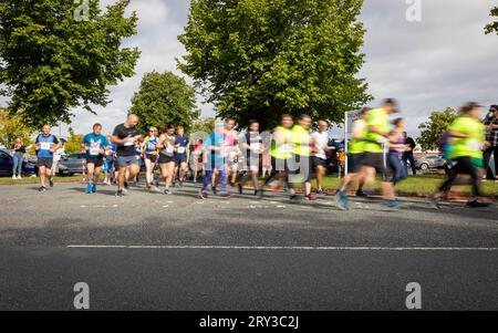 Spectrum Striders Running Club a célébré son 40e anniversaire avec la Birchwood 10k Race 2023. Ils s'efforcent d'être la race la plus verte du Nord Banque D'Images