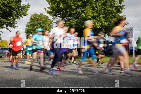 Spectrum Striders Running Club a célébré son 40e anniversaire avec la Birchwood 10k Race 2023. Ils s'efforcent d'être la race la plus verte du Nord Banque D'Images