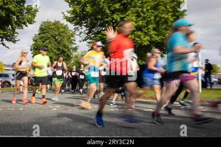 Spectrum Striders Running Club a célébré son 40e anniversaire avec la Birchwood 10k Race 2023. Ils s'efforcent d'être la race la plus verte du Nord Banque D'Images