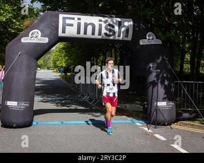 Spectrum Striders Running Club a célébré son 40e anniversaire avec la Birchwood 10k Race 2023. Ils s'efforcent d'être la race la plus verte du Nord Banque D'Images