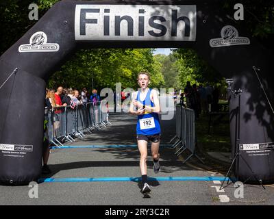 Spectrum Striders Running Club a célébré son 40e anniversaire avec la Birchwood 10k Race 2023. Ils s'efforcent d'être la race la plus verte du Nord Banque D'Images