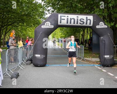 Spectrum Striders Running Club a célébré son 40e anniversaire avec la Birchwood 10k Race 2023. Ils s'efforcent d'être la race la plus verte du Nord Banque D'Images