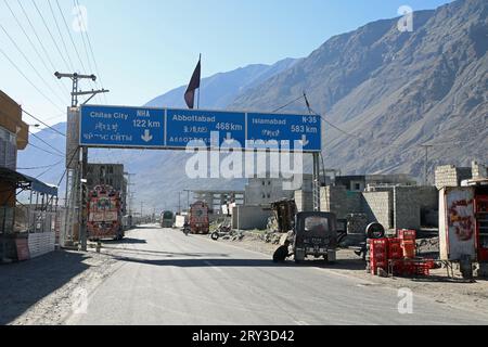 La route du Karakoram dans le district de Gilgit Baltistan Banque D'Images