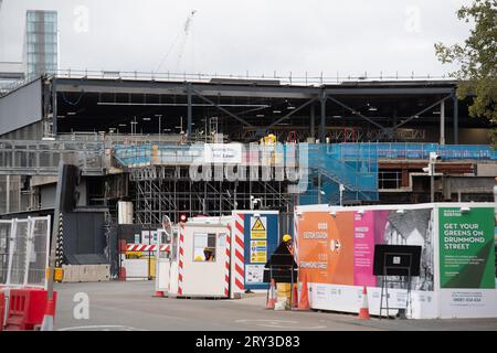 Euston, Londres, Royaume-Uni. 28 septembre 2023. Panneaux HS2 et construction sur le site HS2 High Speed Rail Euston à Londres. Les travaux de construction du HS2 Euston Terminus sont en cours de liquidation, tandis que les travaux du HS2 Euston Terminus sont en cours de liquidation en raison de la hausse des coûts. La BBC a rapporté que 215 maisons ont été démolies à Euston en raison de HS2, que 70 entreprises ont été déplacées et que de nombreuses entreprises continuent de souffrir du manque de clients en raison de la fermeture des routes. Ces derniers jours, il y a eu beaucoup de spéculations sur le fait que le Premier ministre Rishi Sunak devrait annoncer l'annulation de t Banque D'Images