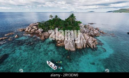 Île Saint Pierre, Seychelles 🏝️ les plages de sable blanc, les eaux cristallines et la végétation luxuriante font de cet endroit un véritable coin de paradis Banque D'Images