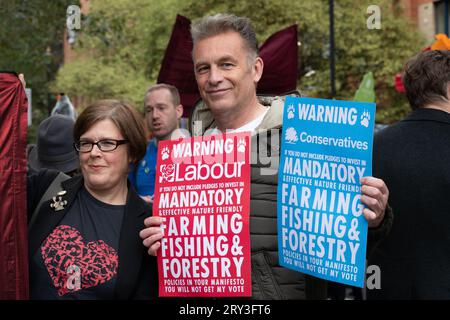 Londres, Royaume-Uni. 28 septembre 2023. Le naturaliste et présentateur de télévision Chris Packham rejoint une coalition de groupes environnementaux qui se rassemblent au ministère de l'Environnement, de l'alimentation et des Affaires rurales pour appeler le gouvernement à prendre des mesures pour mettre fin à ce que les scientifiques ont décrit comme une « crise croissante de la biodiversité » au Royaume-Uni. Il fait suite à la publication du rapport « État de la nature » qui évaluait que le Royaume-Uni est aujourd'hui l'un des pays les plus appauvris de la planète, en grande partie en raison des pratiques agricoles et du changement climatique. Crédit : Ron Fassbender/Alamy Live News Banque D'Images