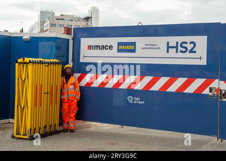 Euston, Londres, Royaume-Uni. 28 septembre 2023. Panneaux HS2 et construction sur le site HS2 High Speed Rail Euston à Londres. Les travaux de construction du HS2 Euston Terminus sont en cours de liquidation, tandis que les travaux du HS2 Euston Terminus sont en cours de liquidation en raison de la hausse des coûts. La BBC a rapporté que 215 maisons ont été démolies à Euston en raison de HS2, que 70 entreprises ont été déplacées et que de nombreuses entreprises continuent de souffrir du manque de clients en raison de la fermeture des routes. Ces derniers jours, il y a eu beaucoup de spéculations sur le fait que le Premier ministre Rishi Sunak devrait annoncer l'annulation de t Banque D'Images