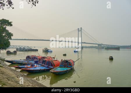 Bateaux de croisière fluviale sur les rives de la rivière Hooghly à Calcutta Banque D'Images