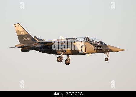 Civil Alpha Jet de la compagnie canadienne Top Aces atterrissant à la RAF Lakenheath après avoir terminé une sortie d'entraînement avec des F-15 de l'USAF Banque D'Images