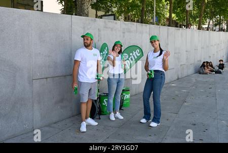 Les gens des arbres distribuent gratuitement des canettes d'échantillons de boissons gazeuses Sprit à l'extérieur de la station de métro Trindade, Porto, Portugal Banque D'Images