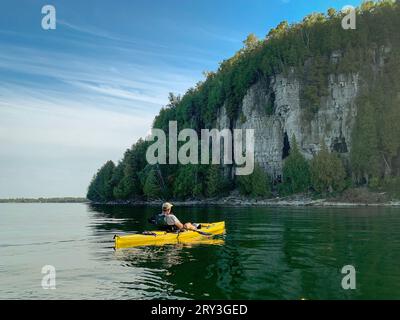 Une des choses que j'aime faire pour les loisirs de plein air dans le comté de Door est le kayak dans les nombreux ruisseaux et lacs intérieurs là-bas, ainsi que le lac Michigan. Banque D'Images