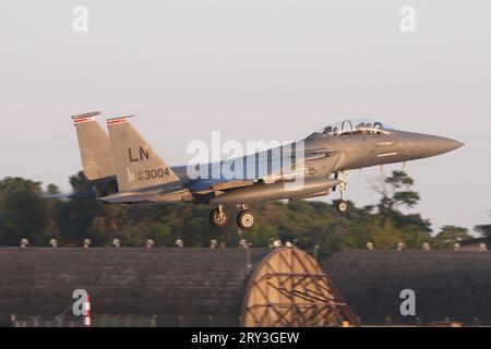 48th Fighter Wing F-15E atterrissant à la RAF Lakenheath après une sortie en soirée d'été. Banque D'Images