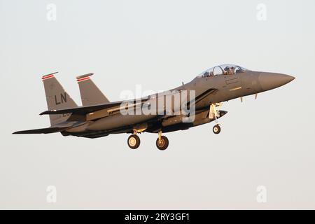 48th Fighter Wing F-15E atterrissant à la RAF Lakenheath après une sortie en soirée d'été. Banque D'Images