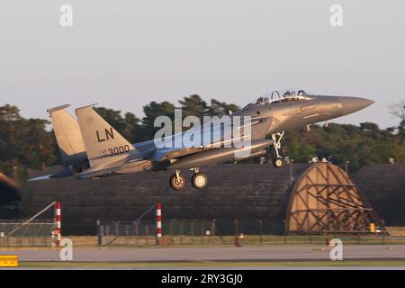 48th Fighter Wing F-15E atterrissant à la RAF Lakenheath après une sortie en soirée d'été. Banque D'Images