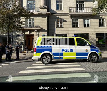 Stockholm. 21 septembre 2023. La photo prise le 21 septembre 2023 montre une patrouille policière dans le centre de Stockholm, en Suède. Une femme qui est morte dans une explosion à Uppsala, à l'ouest de Stockholm, dans les premières heures de jeudi, est devenue la 12e victime de violence des gangs en Suède depuis début septembre, ce qui en fait le mois le plus meurtrier du pays en quatre ans. Crédit : He Miao/Xinhua/Alamy Live News Banque D'Images