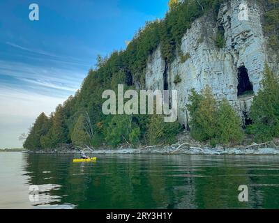 Une des choses que j'aime faire pour les loisirs de plein air dans le comté de Door est le kayak dans les nombreux ruisseaux et lacs intérieurs là-bas, ainsi que le lac Michigan. Banque D'Images