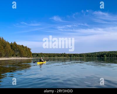 Une des choses que j'aime faire pour les loisirs de plein air dans le comté de Door est le kayak dans les nombreux ruisseaux et lacs intérieurs là-bas, ainsi que le lac Michigan. Banque D'Images