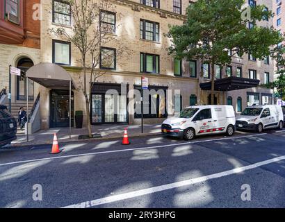 Emery Roth a conçu Hampton House, un monument de l'Upper East Side, en utilisant de la brique, de la pierre et de la terre cuite ; un magasin occupe maintenant l'ancienne entrée et l'espace du hall. Banque D'Images