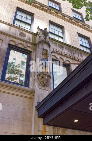 Emery Roth a conçu Hampton House, un monument de l'Upper East Side, en utilisant de la brique, de la pierre et de la terre cuite ; un magasin occupe maintenant l'ancienne entrée et l'espace du hall. Banque D'Images