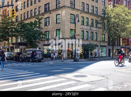 Emery Roth a conçu Hampton House, un monument de l'Upper East Side, en utilisant de la brique, de la pierre et de la terre cuite ; un magasin occupe maintenant l'ancienne entrée et l'espace du hall. Banque D'Images