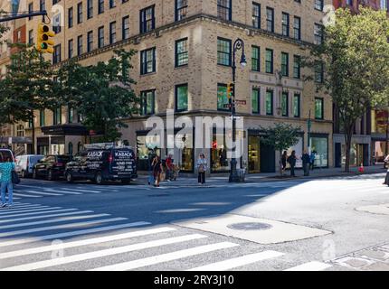 Emery Roth a conçu Hampton House, un monument de l'Upper East Side, en utilisant de la brique, de la pierre et de la terre cuite ; un magasin occupe maintenant l'ancienne entrée et l'espace du hall. Banque D'Images